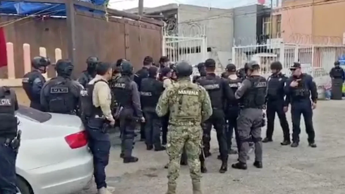 Medios locales reportan que un hombre se atrincheró armado en su domicilio y mantiene de rehenes a sus hijos y esposa en Tecamac, Edomex.