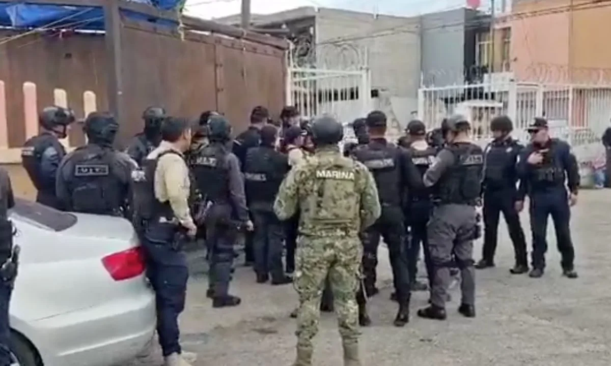 Medios locales reportan que un hombre se atrincheró armado en su domicilio y mantiene de rehenes a sus hijos y esposa en Tecamac, Edomex.