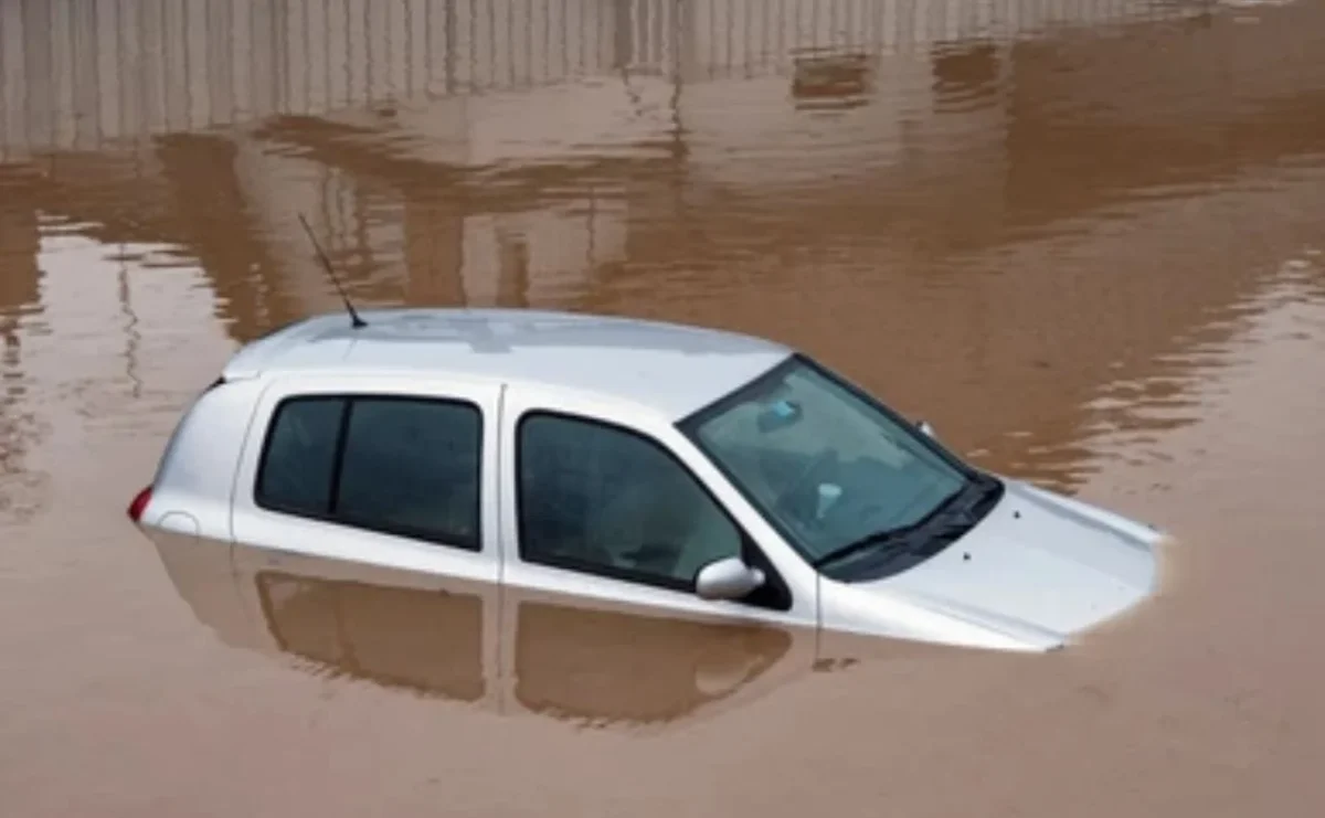 Auto atrapado en una inundación tras las intensas lluvias