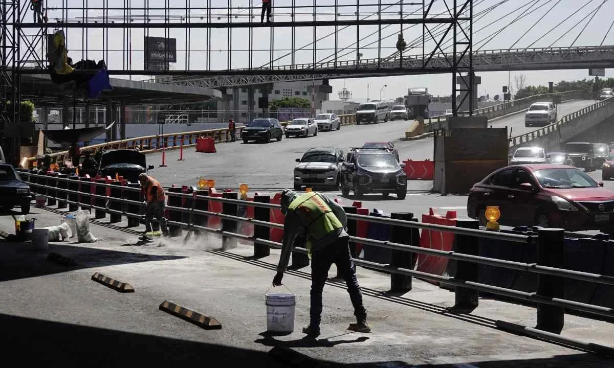 Cae parte de una estructura de un puente peatonal en la Terminal 1 del AICM.