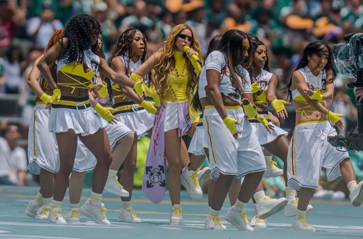 Shakira encendió la ceremonia de inauguración del Mundial 2026 con una presentación llena de ritmo, baile y emoción ante miles de aficionados en el Estadio Ciudad de México.
