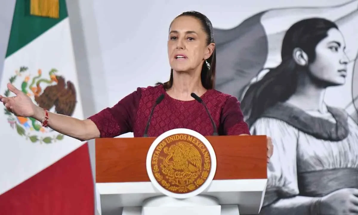 Claudia Sheinbaum señala que la aseguradora pública que propone el gobierno dará mayores beneficios a los maestros.