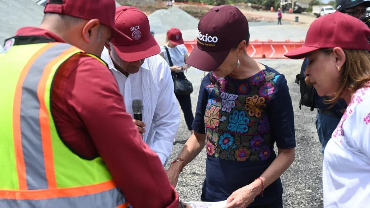 Claudia Sheinbaum supervisó los avances de la construcción de la carretera Cardel - Poza Rica durante su gira por el estado de Veracruz.