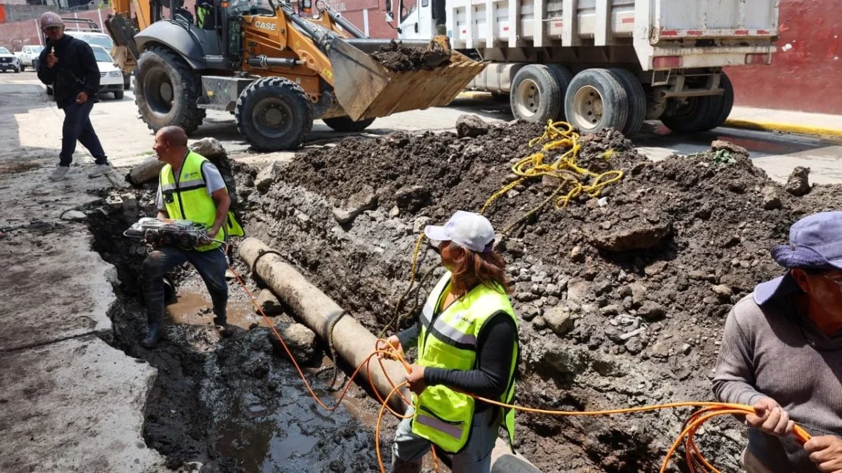 Al menos 200 servidores públicos de Ecatepec participaron en la jornada sabatina para reparar fugas en Ciudad Cuauhtémoc.