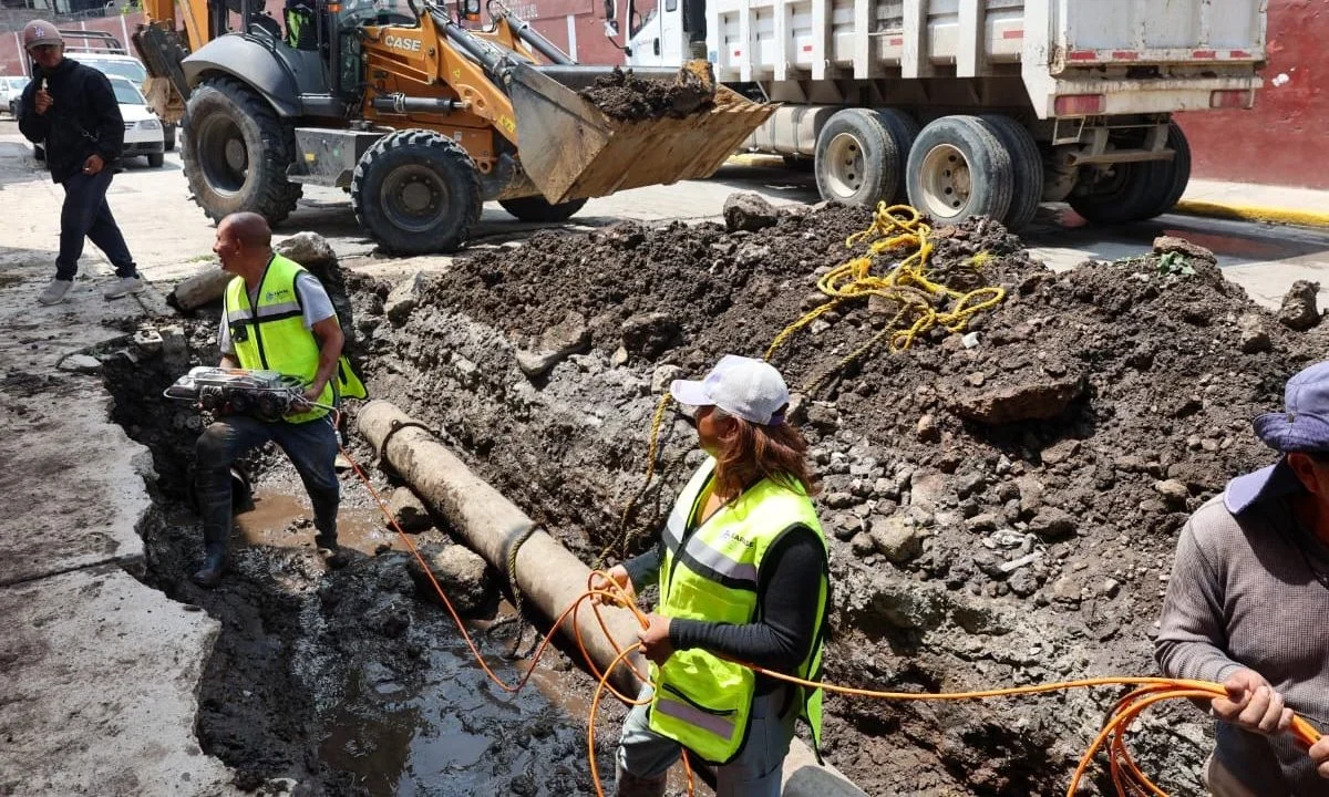 Al menos 200 servidores públicos de Ecatepec participaron en la jornada sabatina para reparar fugas en Ciudad Cuauhtémoc.