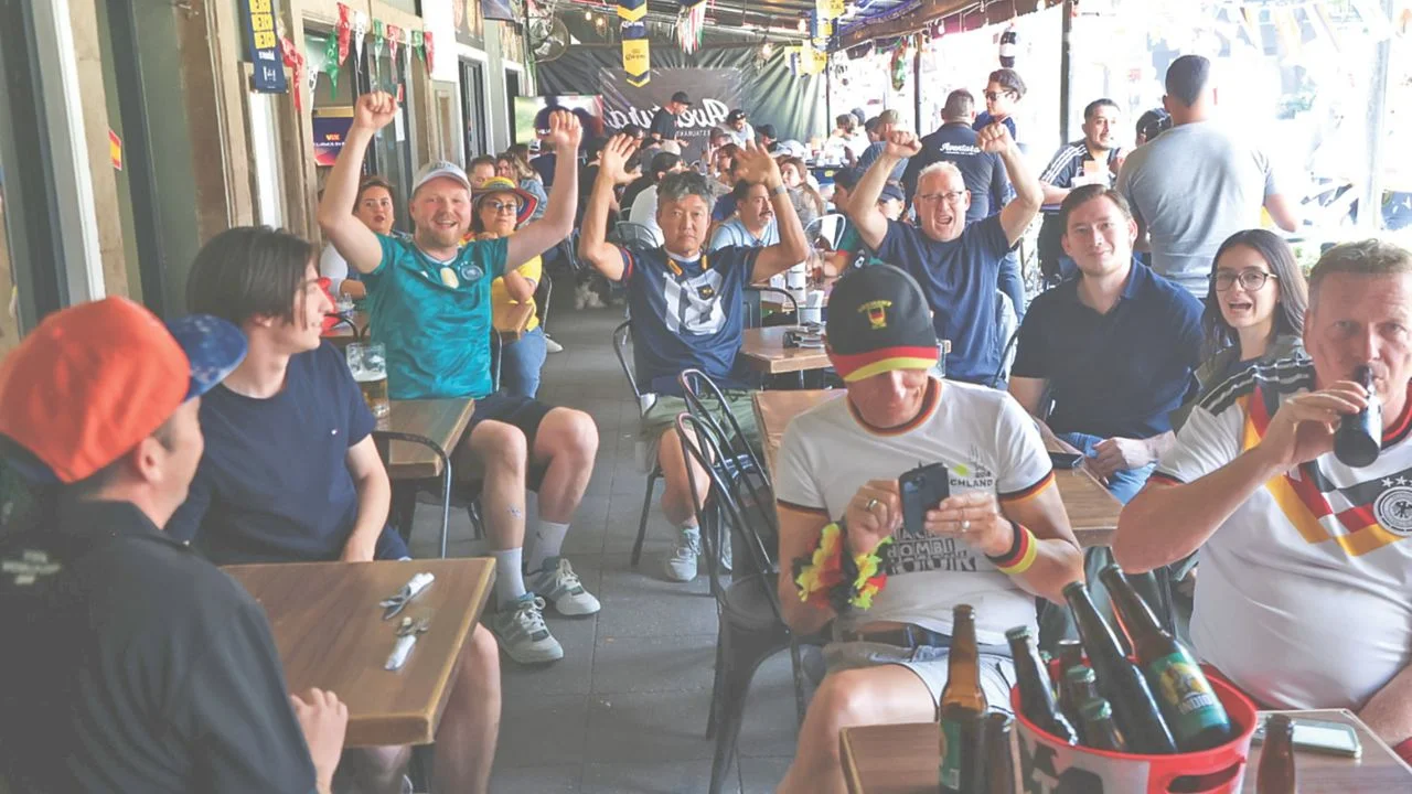 Sin picante, euforia y cervezas, turistas gozan del Mundial en CDMX