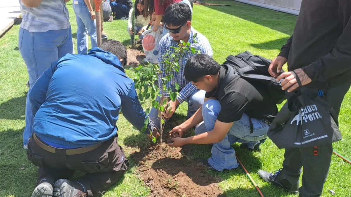 Atestiguó la operación de una planta móvil en la UTSLP que permite reutilizar hasta 300 metros cúbicos de agua por semana para el riego de áreas verdes.