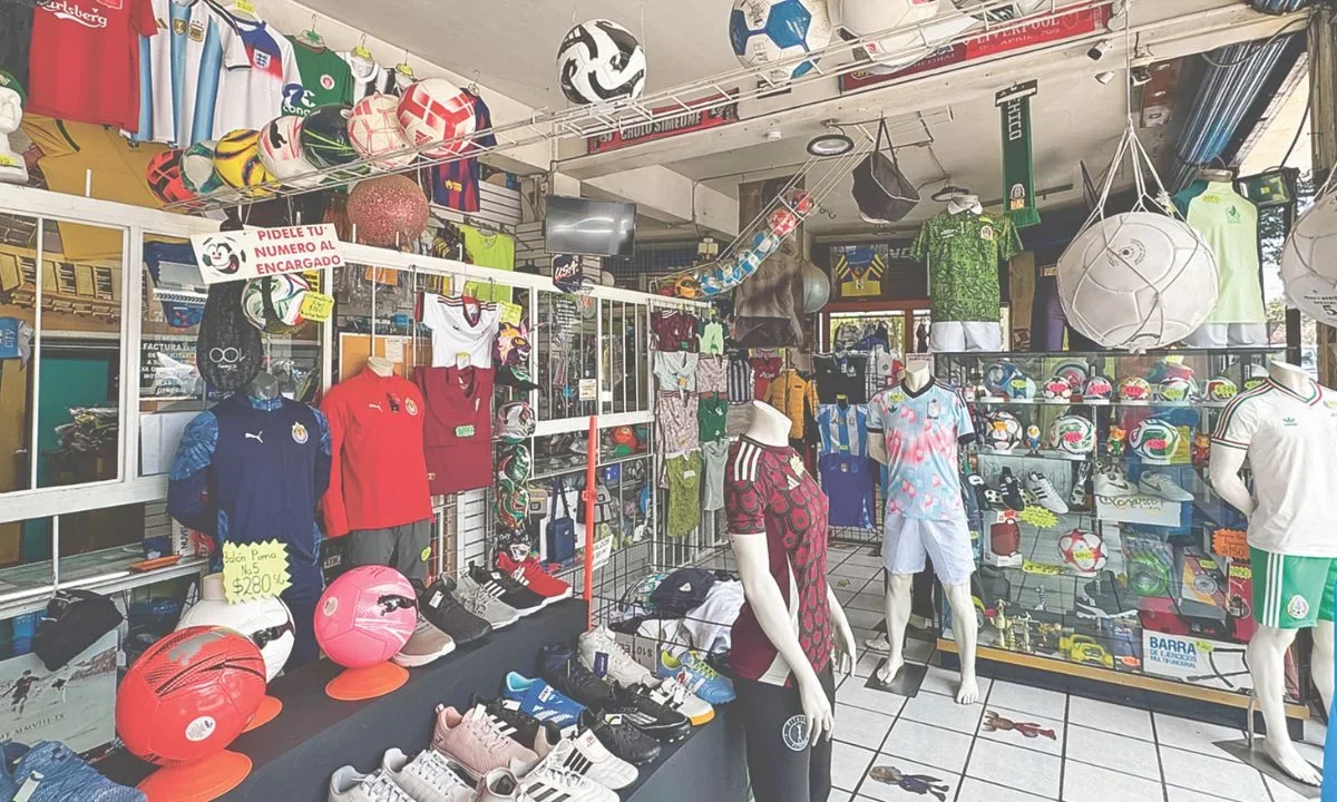 En Calzada de Tlalpan, a unos pasos del Metro Tasqueña, se encuentra Soccerman, un local que guarda entre sus paredes la emoción de cada gol.
