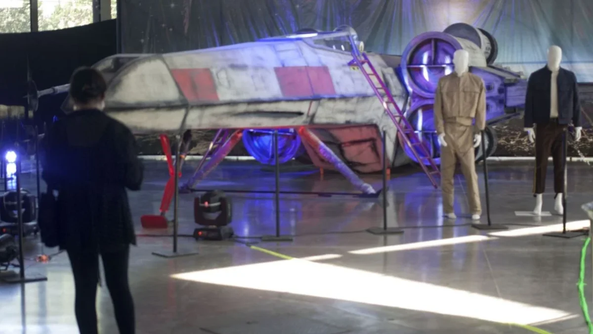 Un sable láser utilizado por Luke Skywalker en una de las escenas de la saga Star Wars será una de las piezas principales de la subasta.