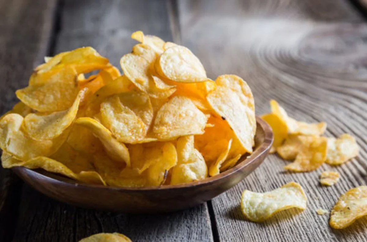 Las papas fritas son una de las botanas más populares en México, pero su alto contenido de calorías, grasas y sodio puede representar riesgos para la salud