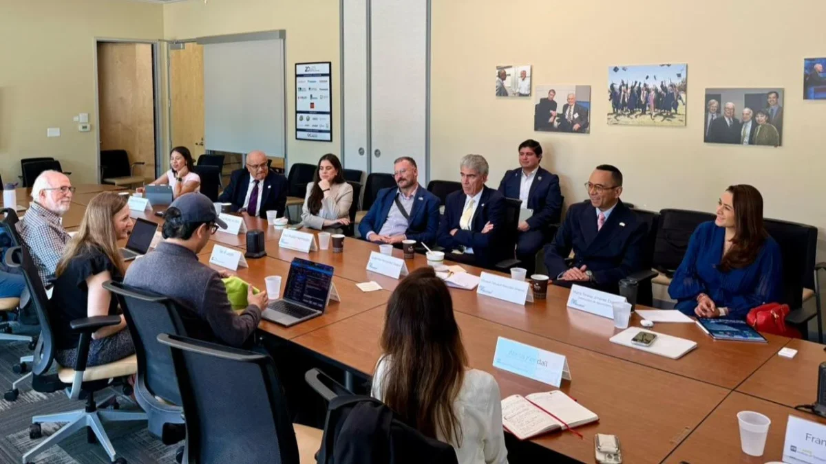 Tere Jiménez sostuvo una reunión con directivos y profesores del Centro de Electromovilidad de la Universidad de California, Davis.
