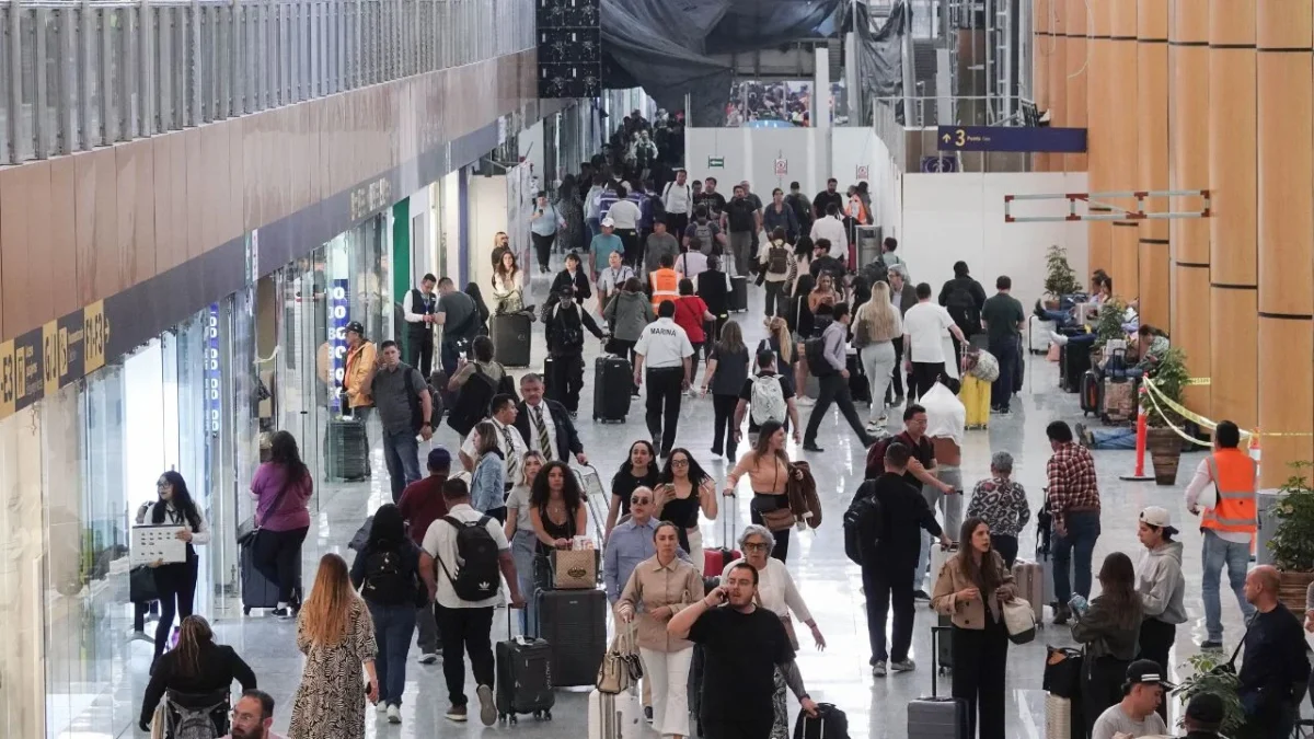 Pasajeros del AICM fueron exhortados a anticipar su llegada ante posibles manifestaciones que podrían afectar los accesos a las terminales este miércoles.