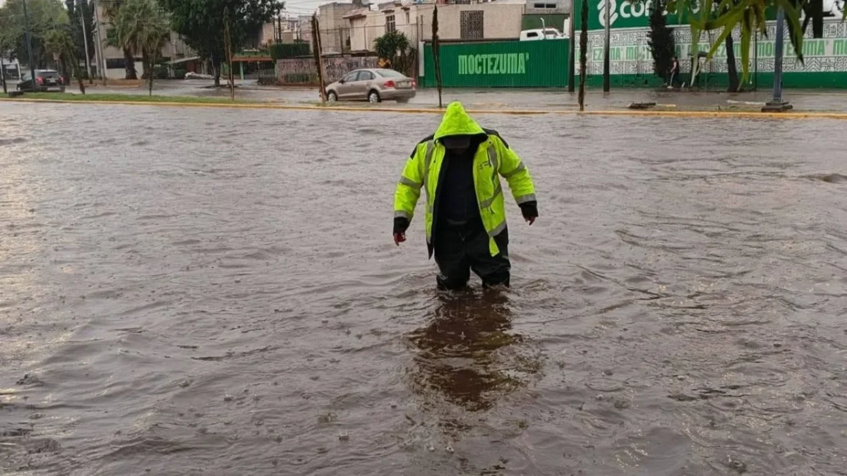La tarde de este sábado una tormenta dejó inundadas calles del municipio de Tultitlán y autos varados bajo el agua en el Edomex.