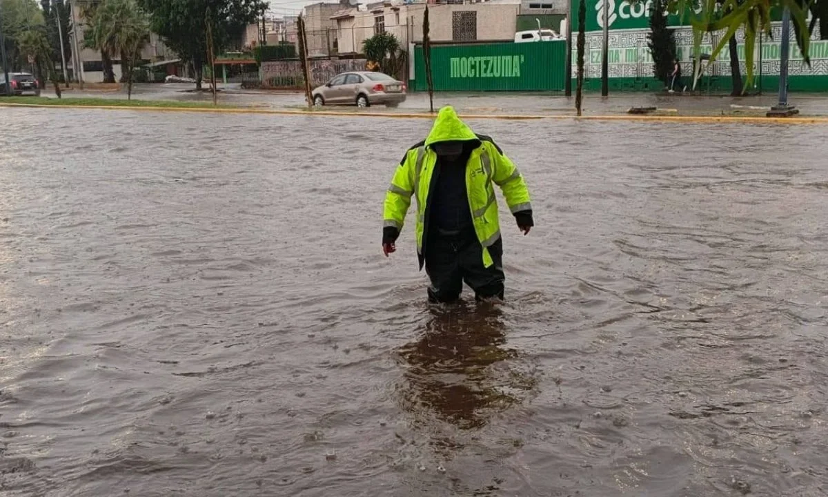 La tarde de este sábado una tormenta dejó inundadas calles del municipio de Tultitlán y autos varados bajo el agua en el Edomex.