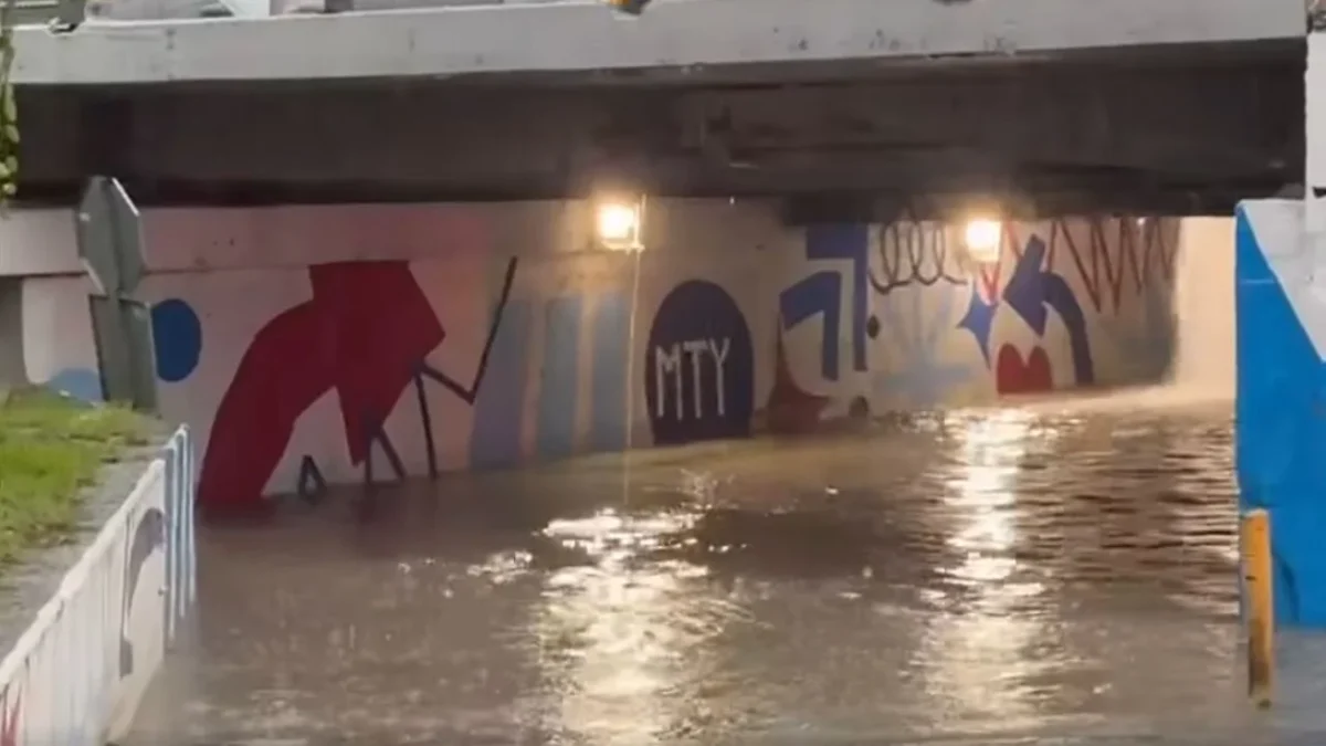 Una intensa tormenta impactó la zona metropolitana de Monterrey, generando más de 280 reportes de emergencia, cierres viales y más.