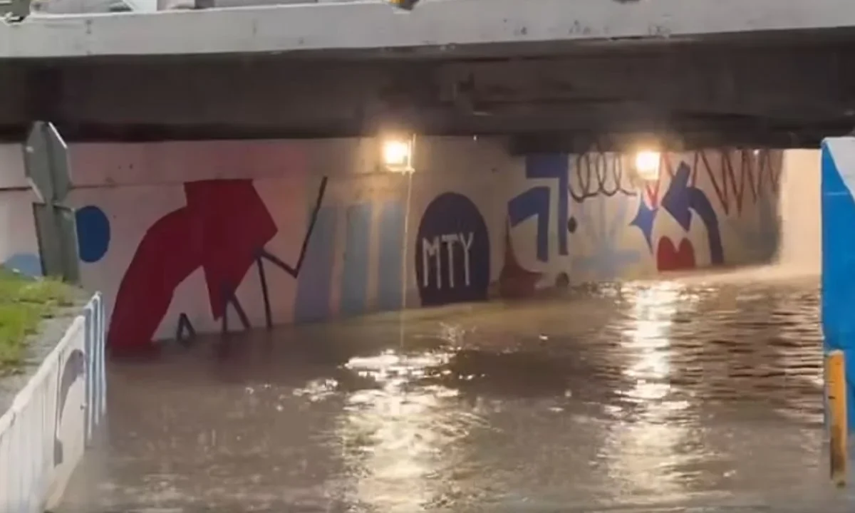 Una intensa tormenta impactó la zona metropolitana de Monterrey, generando más de 280 reportes de emergencia, cierres viales y más.