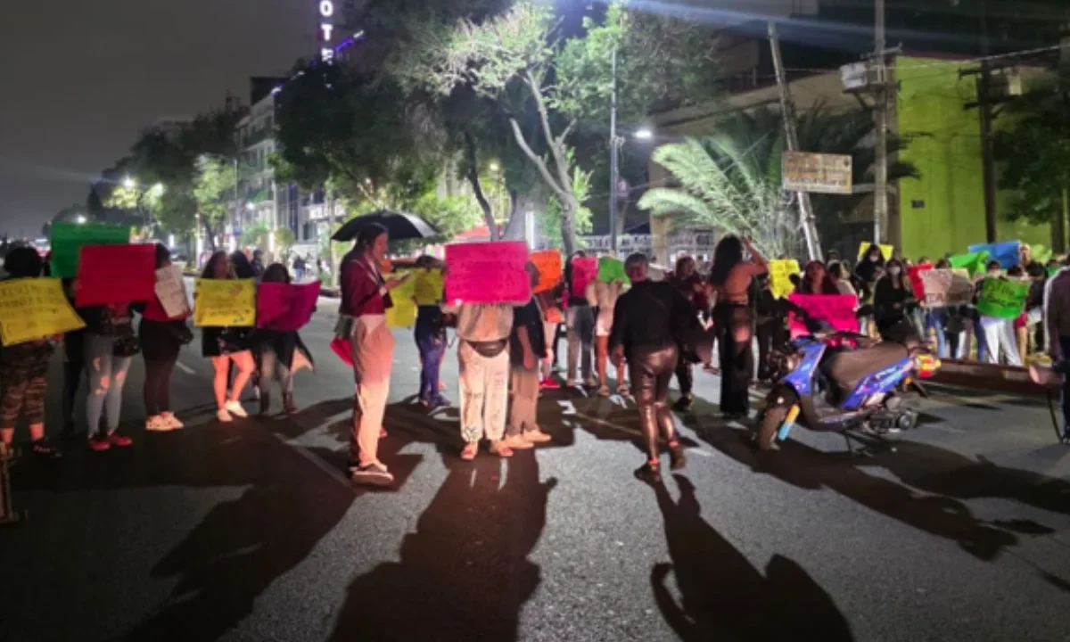 Tras la marcha de la CNTE, trabajadoras sexuales se sumaron a la jornada de protestas con un bloqueo vial en Calzada de Tlalpan.