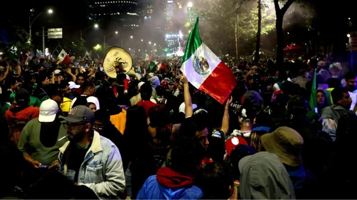 Paseo de la Reforma recibe a un millón de personas para celebrar la victoria de México ante Ecuador, según el Gobierno de la CDMX.