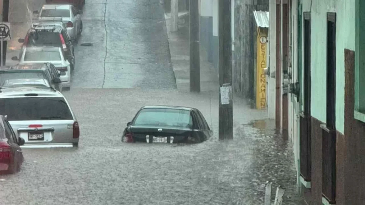 Uruapan queda bajo el agua tras la tormenta que cayó este martes.