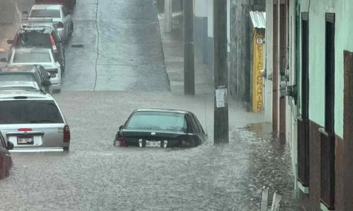 Uruapan queda bajo el agua tras la tormenta que cayó este martes.