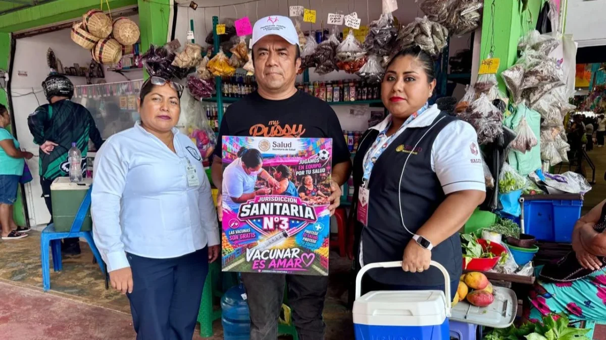 La vacunación para completar esquemas en la población continua en Ciudad del Carmen, por lo que el personal de salud recorre sitios públicos.