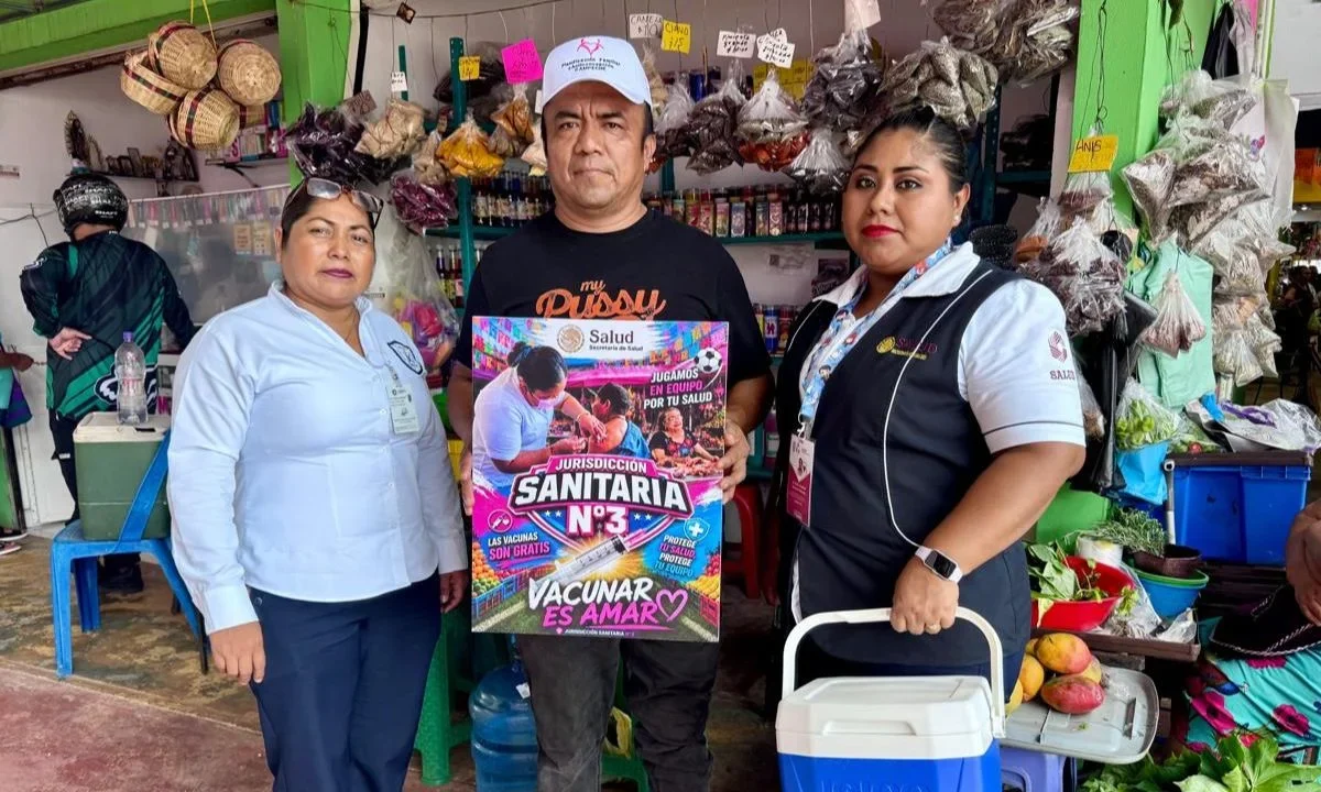 La vacunación para completar esquemas en la población continua en Ciudad del Carmen, por lo que el personal de salud recorre sitios públicos.