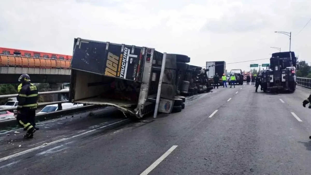 Vuelca tráiler entre Av. Oceanía y Eje 1 Norte; la unidad pesada estuvo cerca de caer del puente vehicular.