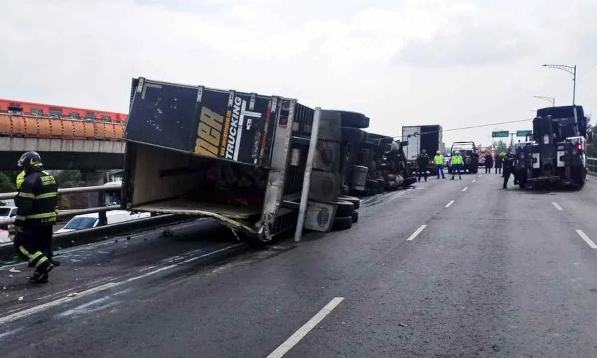 Vuelca tráiler entre Av. Oceanía y Eje 1 Norte; la unidad pesada estuvo cerca de caer del puente vehicular.