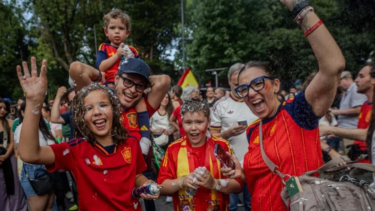 Afición española celebra título del Mundial desde Fuente de Cibeles