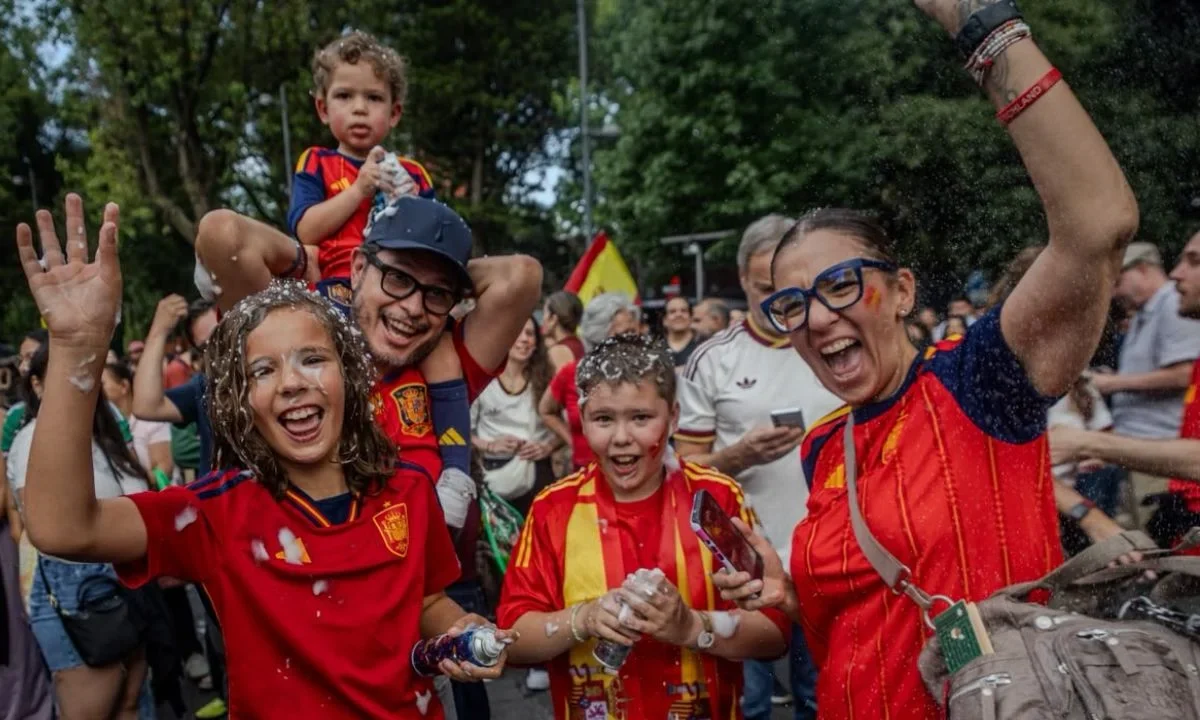 Afición española celebra título del Mundial desde Fuente de Cibeles