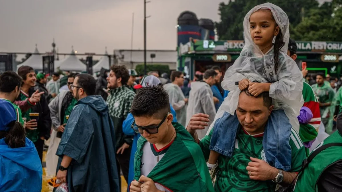 Aficionados se salen del Fan Fest del Zócalo por retraso del partido