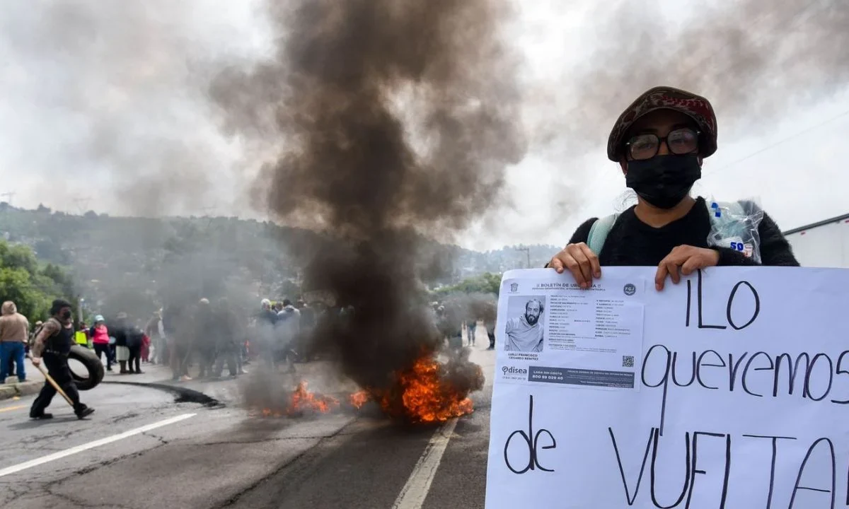 Bloquean la Toluca-Naucalpan para exigir aparición de Luigi Francisco