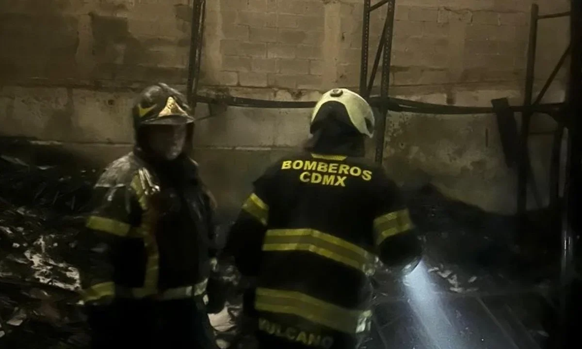 Bomberos sofocan incendio en Isabel la Católica