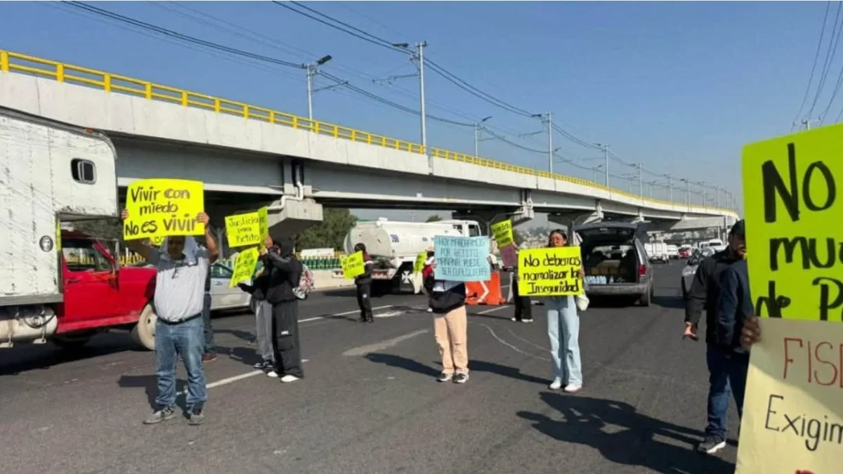 Cierran la autopista México-Puebla para exigir justicia por asesinato de un joven