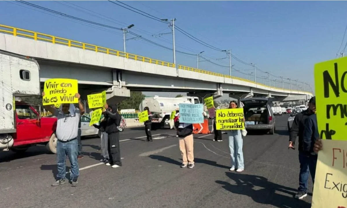 Cierran la autopista México-Puebla para exigir justicia por asesinato de un joven