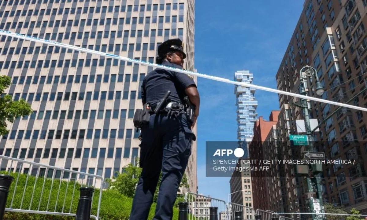Detienen a un hombre por desatar incendio cerca de oficina de inmigración en Nueva York