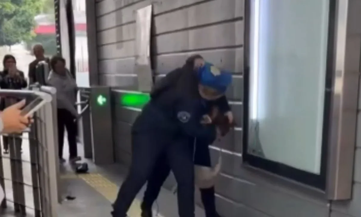 Policías 'se agarran del chongo' en los torniquetes del Metrobús