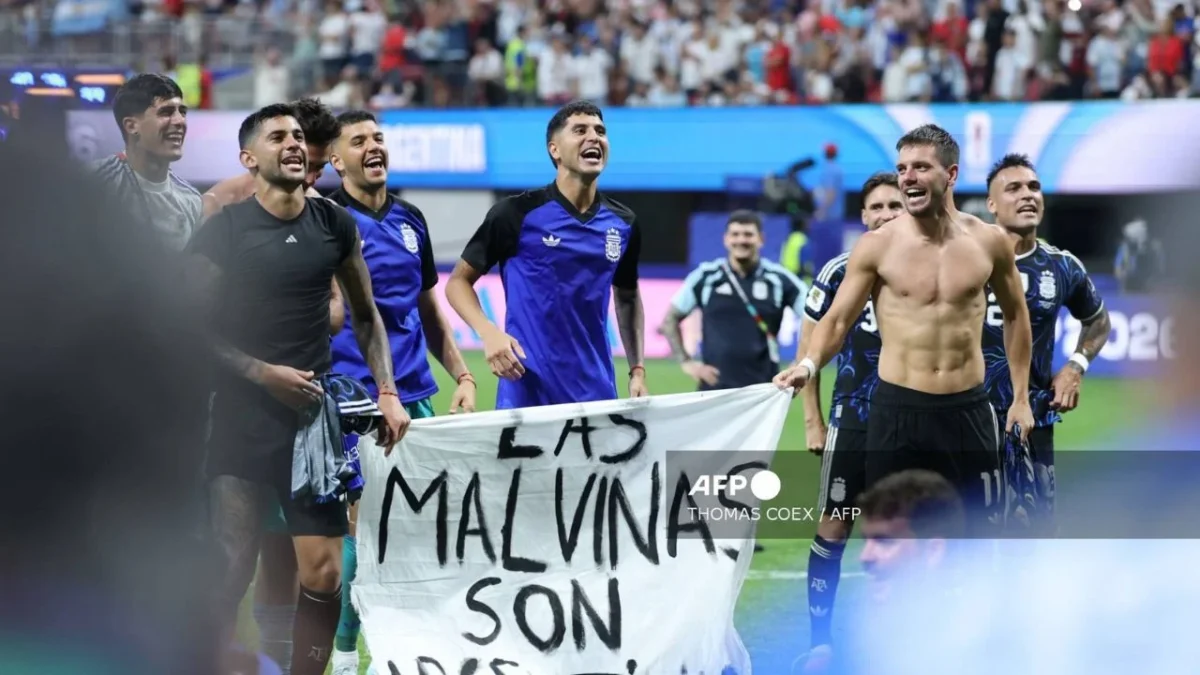 Políticos británicos presionan a la FIFA para que sancione a Argentina por la pancarta de las Malvinas