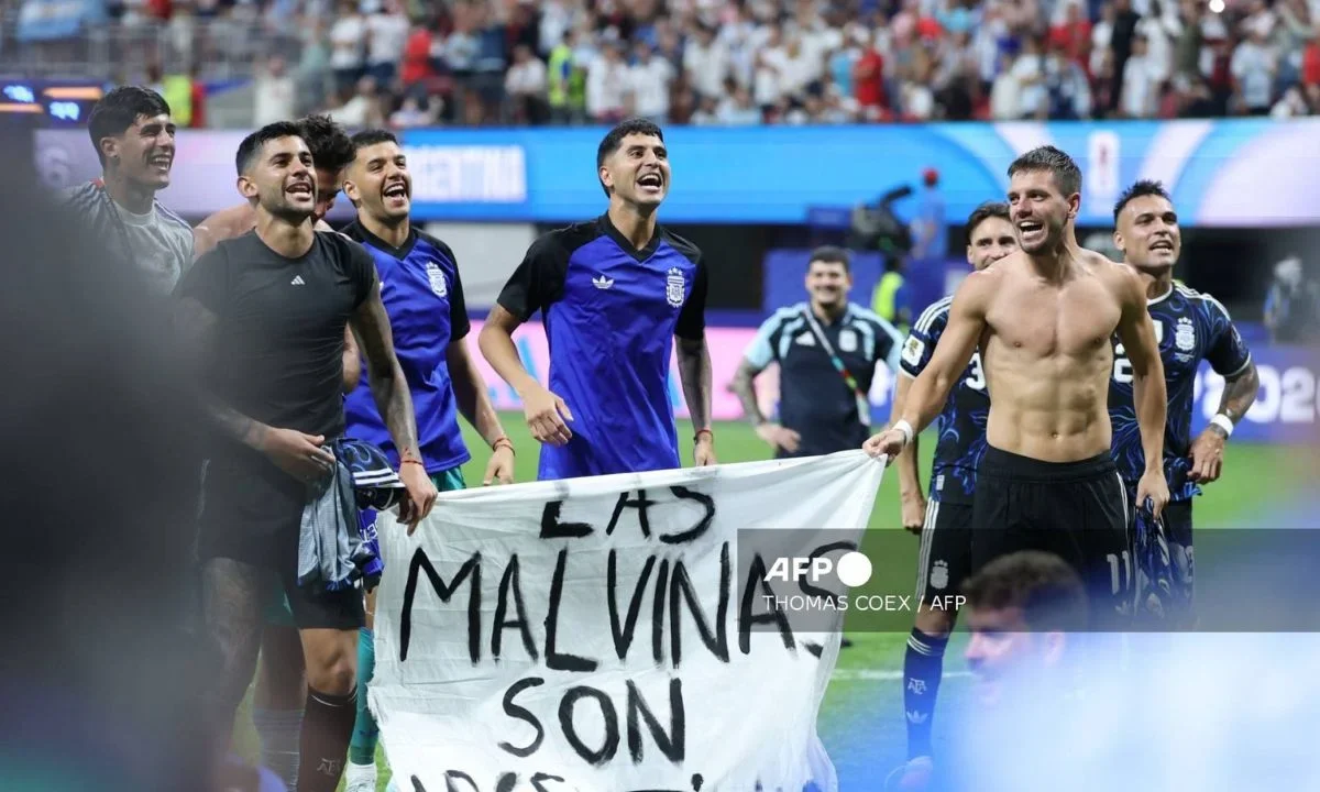 Políticos británicos presionan a la FIFA para que sancione a Argentina por la pancarta de las Malvinas