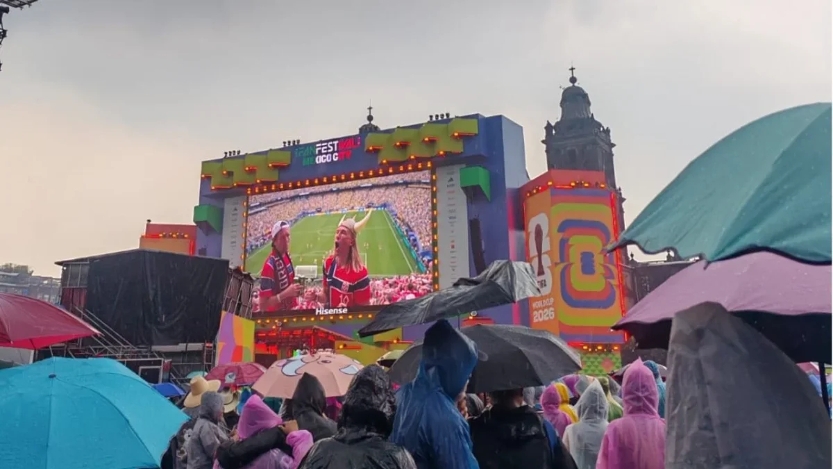 Por fuerte lluvia se suspende momentáneamente la transmisión en el Fan Fest del Zócalo
