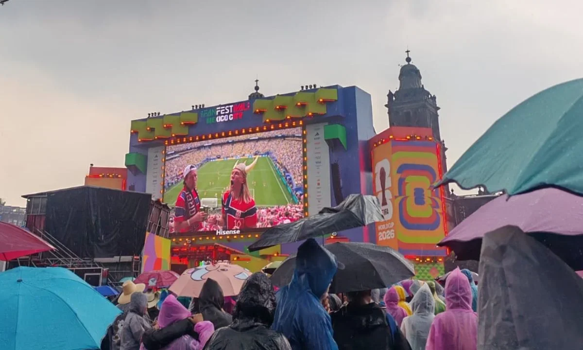 Por fuerte lluvia se suspende momentáneamente la transmisión en el Fan Fest del Zócalo