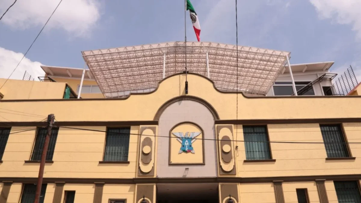 SEP cierra academia 'militarizada' en Puebla