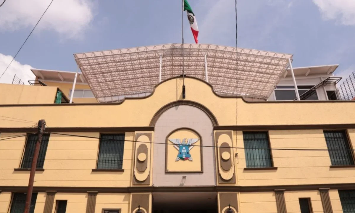 SEP cierra academia 'militarizada' en Puebla