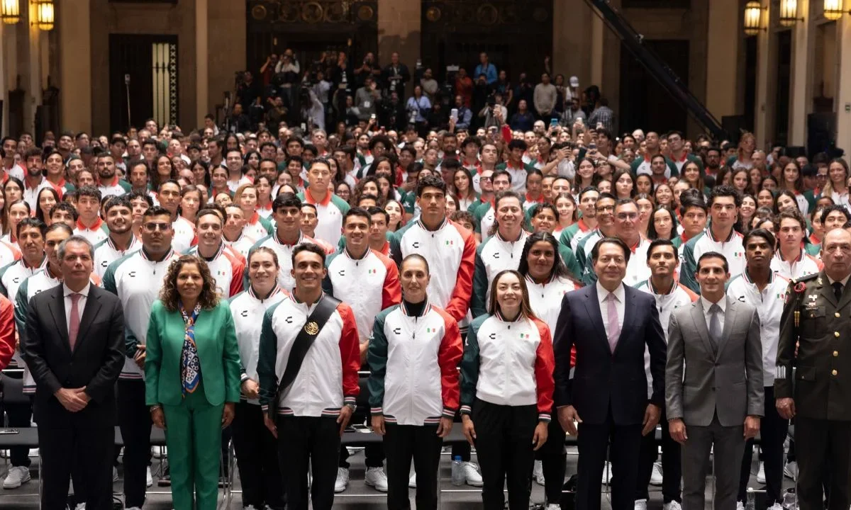 'Siéntanse grandes', pide Sheinbaum a Delegación Mexicana