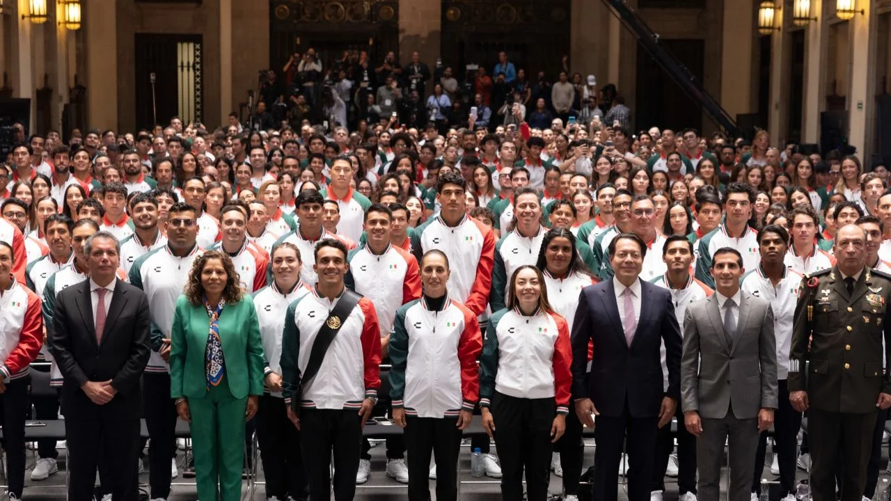 'Siéntanse grandes', pide Sheinbaum a Delegación Mexicana