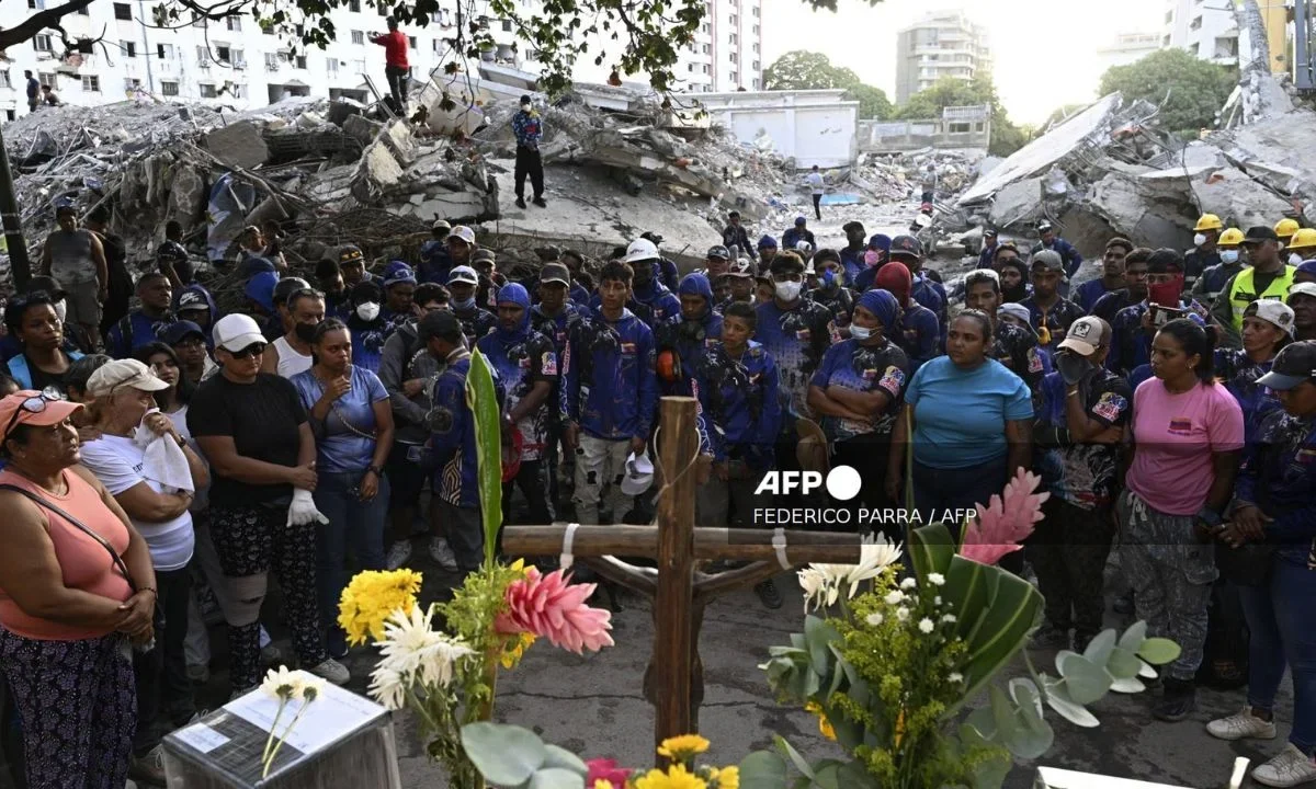 El minuto de silencio se realizó en las ruinas de un complejo de vivienda social que se desplomó en la zona cero de La Guaira en Venezuela.