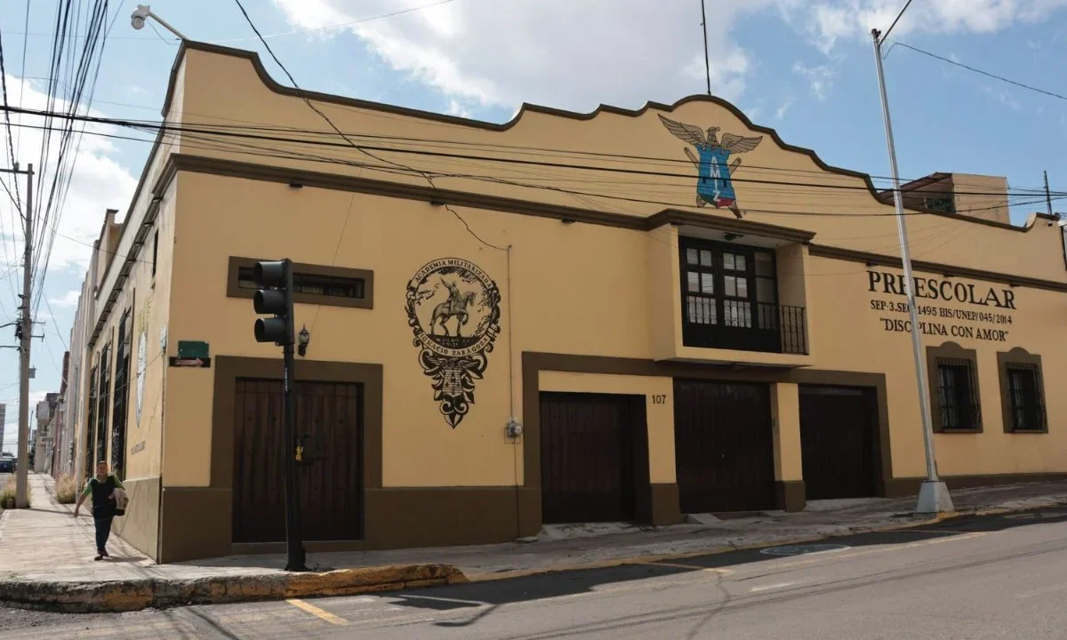 La Academia Militarizada 'Ignacio Zaragoza', del estado de Puebla, sigue operando pese a que la SEP anunció su cierre.