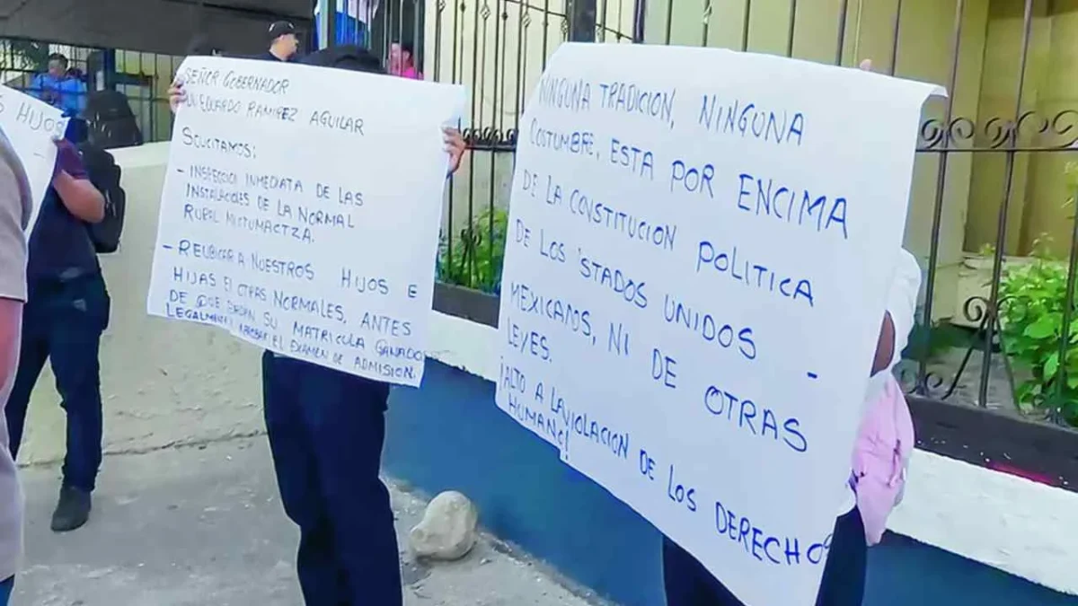 REVELACIONES. Padres afectados ofrecieron una conferencia de prensa para dar a conocer la situación.