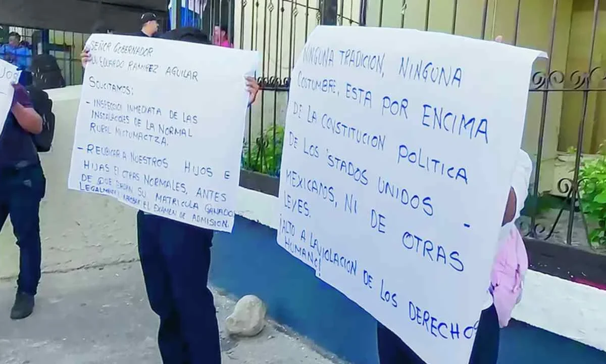 REVELACIONES. Padres afectados ofrecieron una conferencia de prensa para dar a conocer la situación.