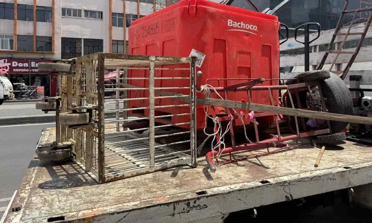 En un operativo, la alcaldía Cuauhtémoc libera banquetas del Centro Histórico.
